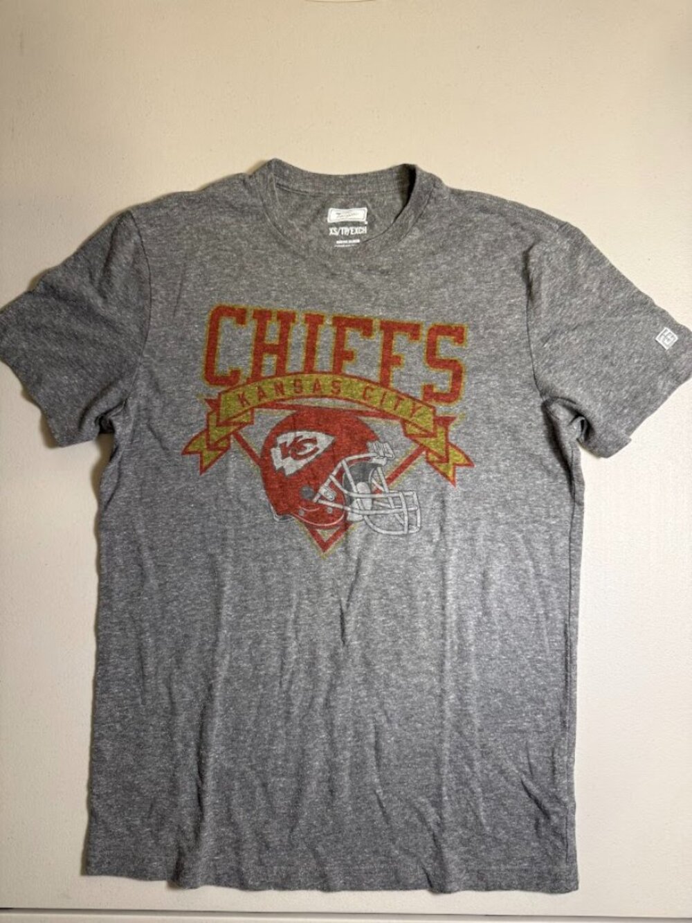 Tailgate Kansas City Chiefs T-Shirt Mens XS Gray Distressed Football Helmet